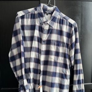 Uniqlo Long Sleeved Flannel Shirt – Button Down Collar / White, Blue, and Red